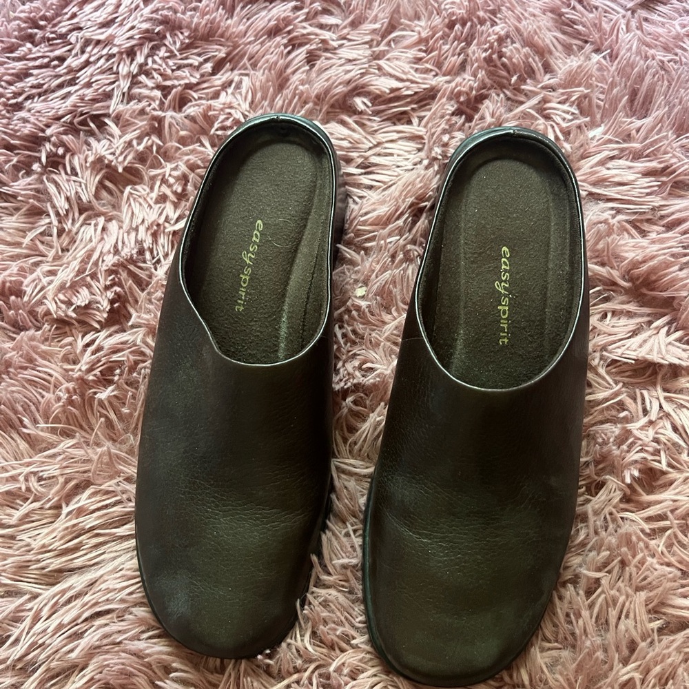 Women’s Easy Spirit Clogs Brown New Size 6.5